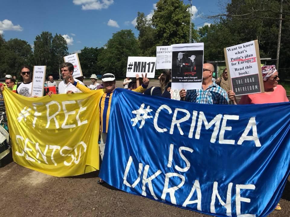 В Финляндии встретили масштабными протестом Трампа и Путина: в центре собрались тысячи людей - кадры