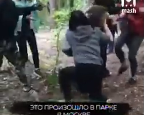 Интернет облетело шокирующее видео избиения школьницы в России: жертву истязали с особой жестокостью, девочка умоляла о спасении, подростки в ответ били еще сильнее