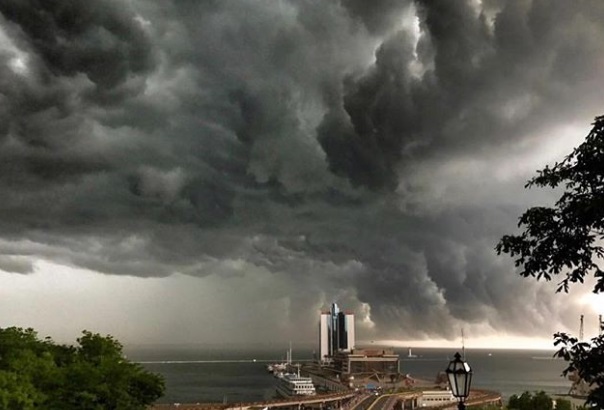 По Одессе прошелся мощный ураган с ливнем:  в Сети показали страшные кадры как из "Апокалипсиса"