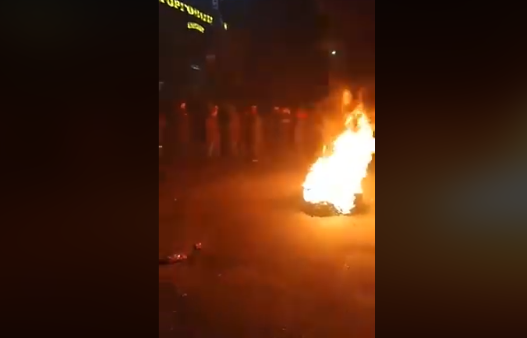На Закарпатье снова горят шины: в одном из сел разрастается бунт из-за резонансного убийства - видео