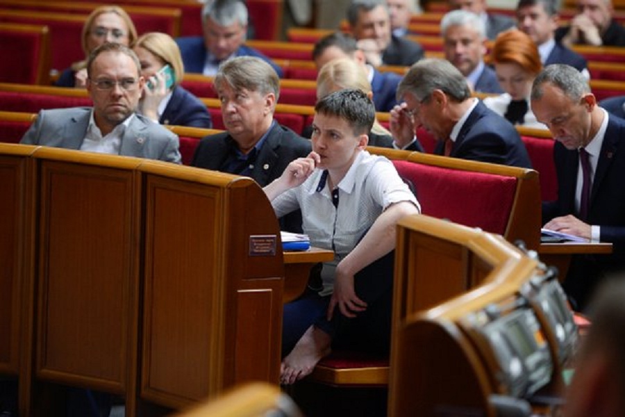 СМИ: На Банковой хотят по-тихому отправить Савченко в Западную Украину, чтобы не сорвала голосование по децентрализации
