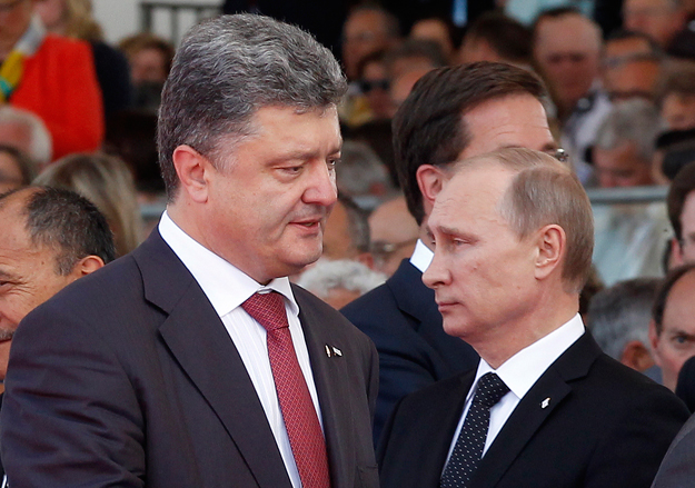 На встрече “нормандской четверки” Путин пообещал Порошенко при свидетелях не нападать на Мариуполь – СМИ
