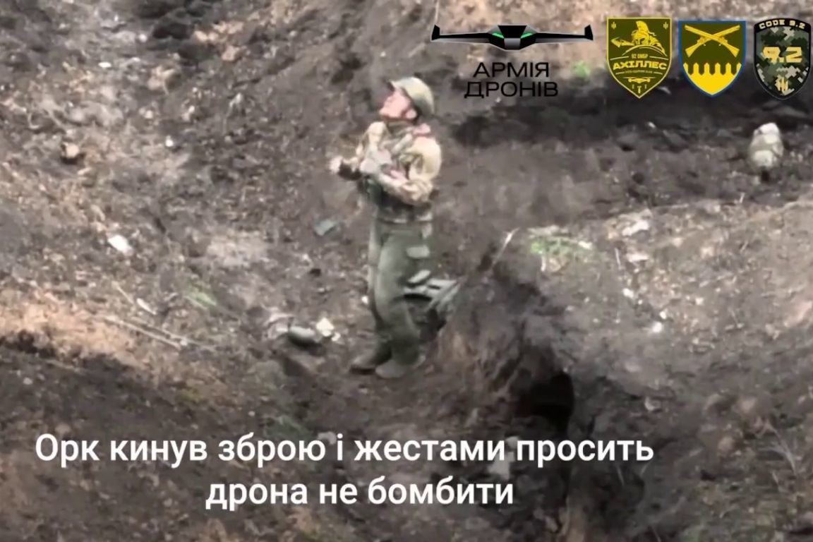 ​Военный РФ сдался в плен дрону ВСУ: эпичный момент попал на видео