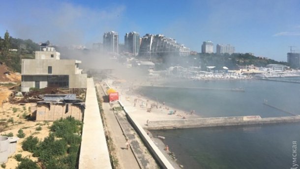 ​В Одессе на известном пляже горят два ресторана: опубликованы первые кадры с места происшествия
