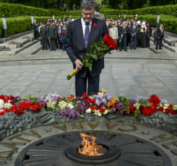 Порошенко завтра почтит память жертв войны в Украине 
