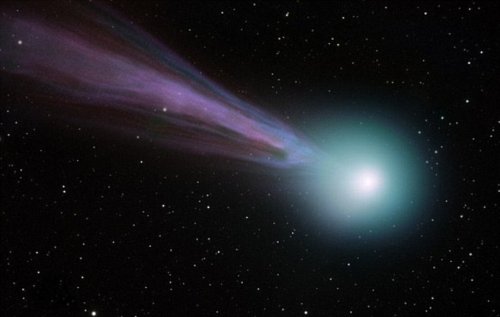 Звездный фотосет: комета Lovejoy случайно попала в объектив мощного телескопа 