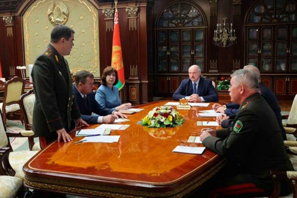 У Лукашенко, переболевшего коронавирусом, заметили медицинское приспособление на совещании с Совбезом