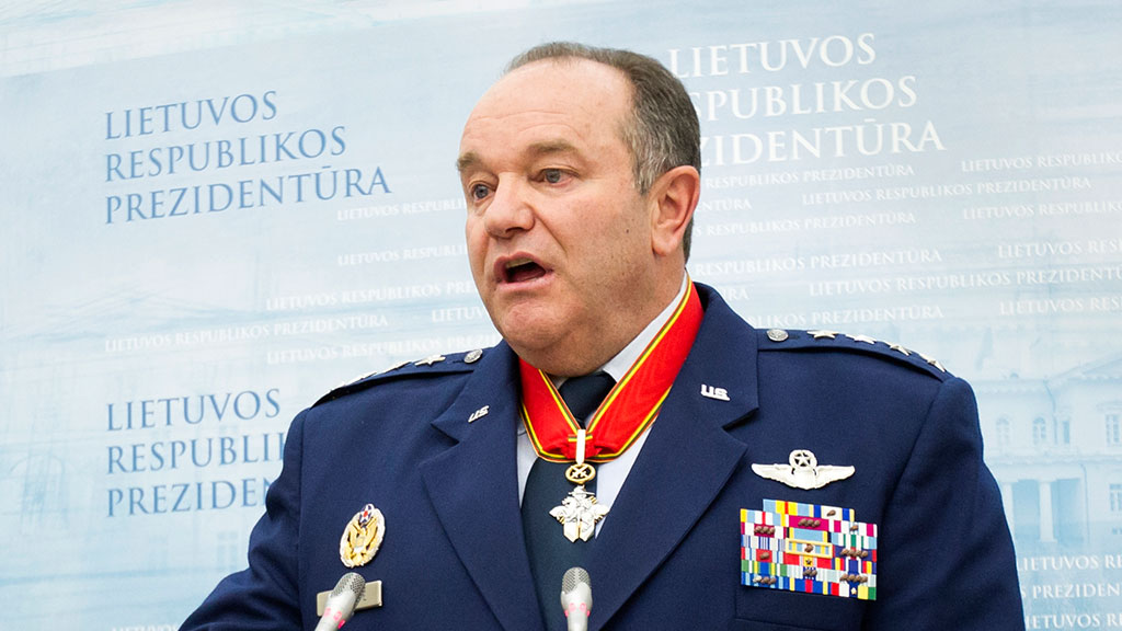 Экс-глава НАТО Филипп Бридлав регулярно конфликтовал с Обамой, требуя предоставить Украине летальное оружие - СМИ