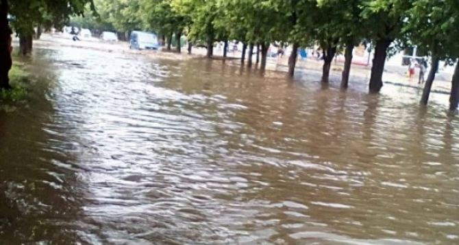 Разбитые машины и реки посреди улицы: жители Луганска и Житомира поделились фотографиями последствий сильных ливней в их городах