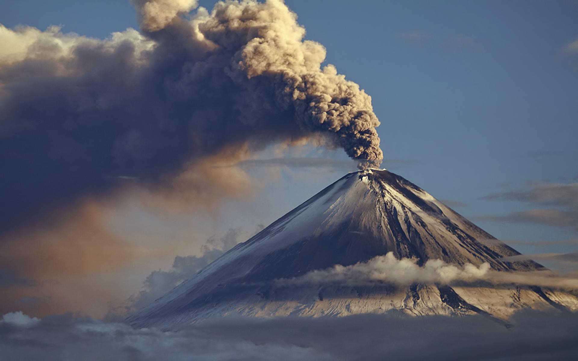 Камчатский вулкан Шивелуч вновь "выстрелил" пеплом