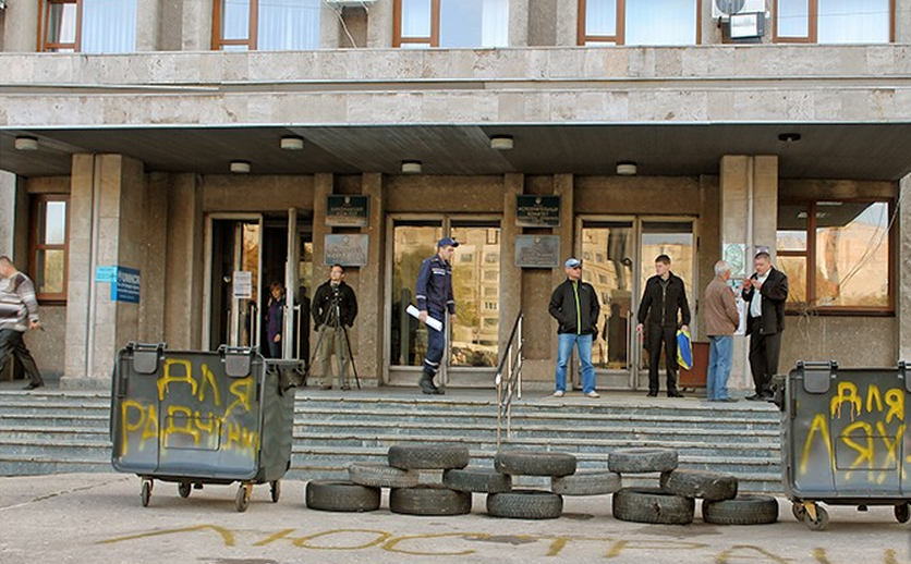 В Славянске снова блокируют работу исполкома