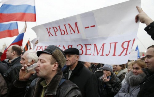 "Крымчане бывают уставшие, но приезжих россиян видно именно по насупившимся бровям и хмурым  лицам. А если откроют рот, то не для того, чтобы поздороваться", - блогер