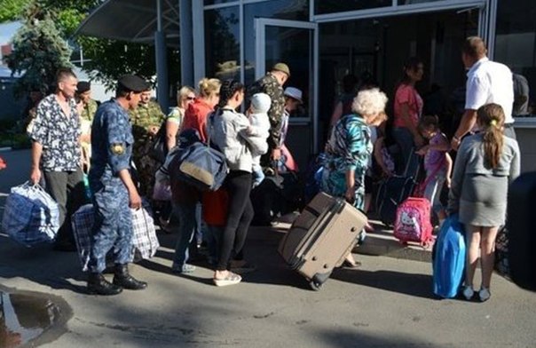 Официально: ​Россия приравняла беженцев из "ДНР" и "ЛНР" к боевикам: украинцев с оккупированных территорий будут проверять на терроризм