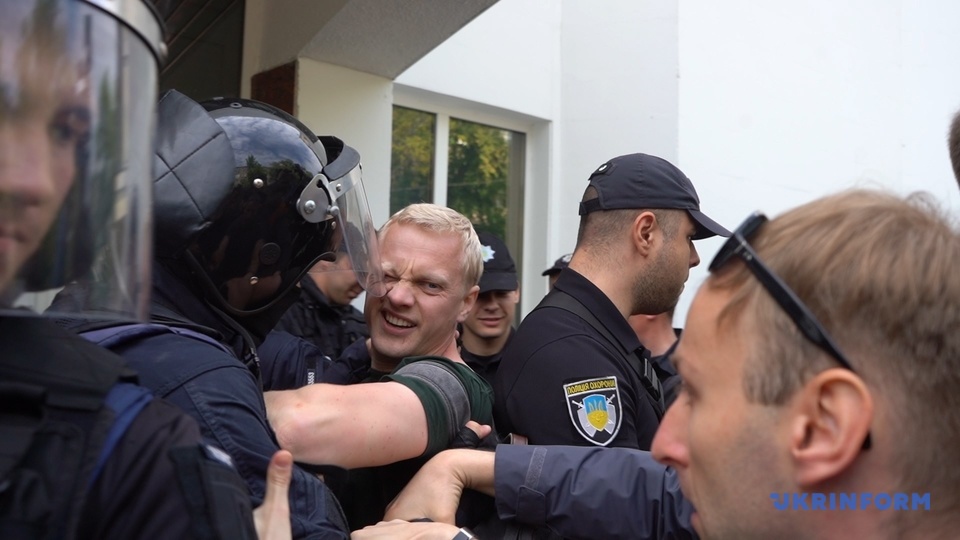 Жесткая потасовка на митинге возле МВД в Киеве: в ход пошел слезоточивый газ - первые фото и видео 