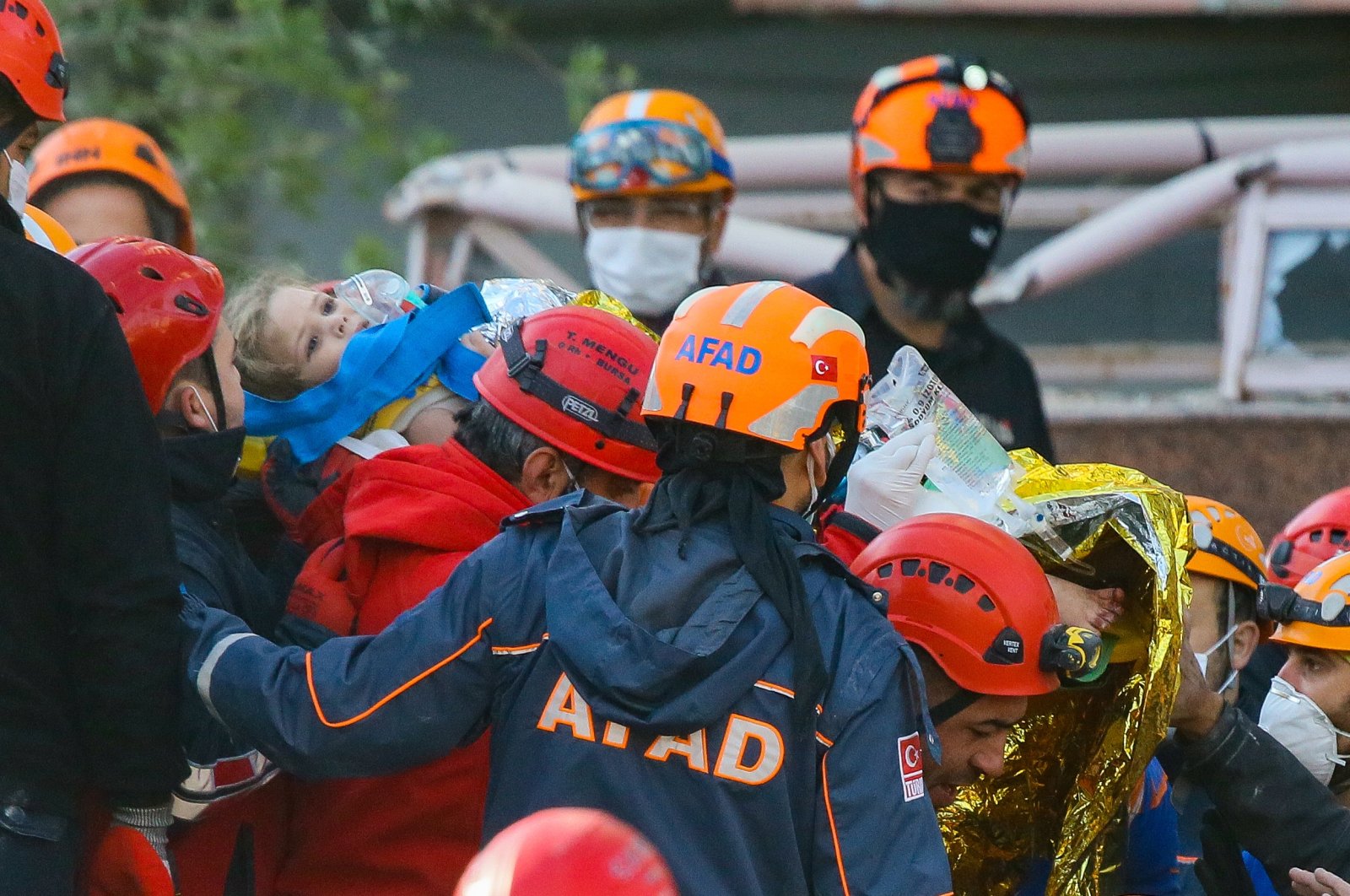 В турецком Измире 3-летний ребенок находился 4 суток под разрушенным землетрясением домом