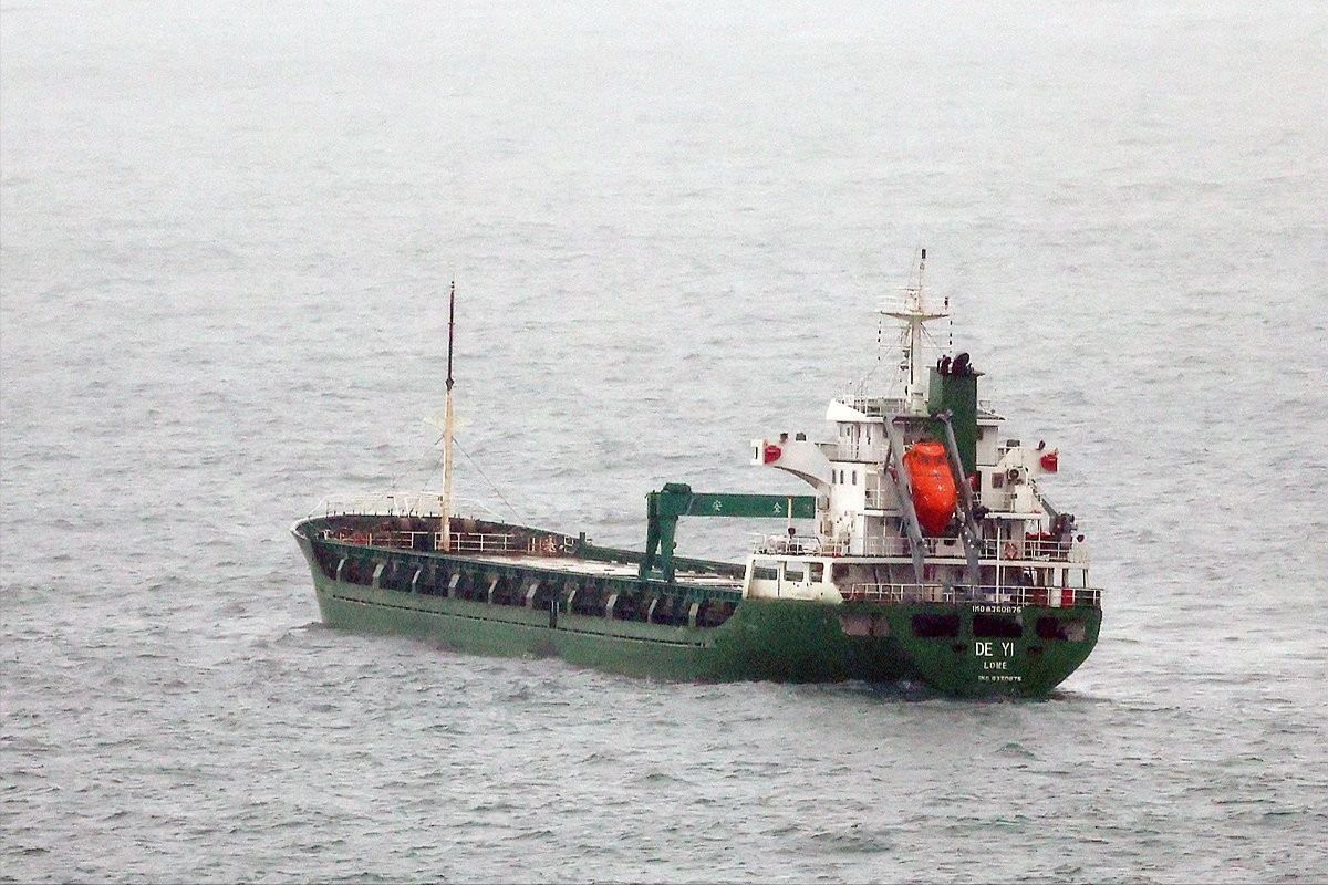 Южная Корея перехватила корабль, направлявшийся из КНДР в РФ: экипаж скрывает груз