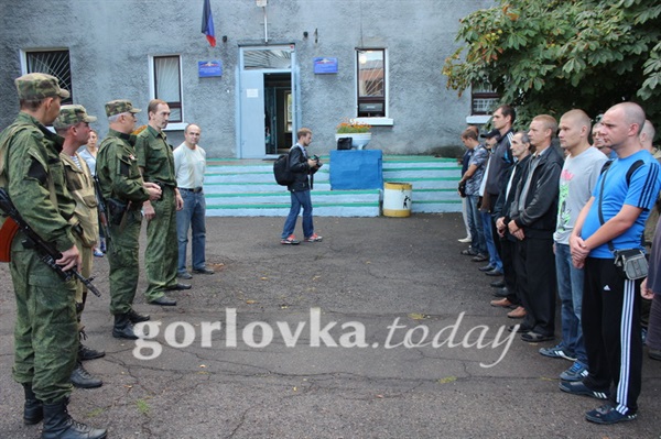 ​Как в Горловке отправляют в армию ДНР: обещания орденов и напутствия ветеранов