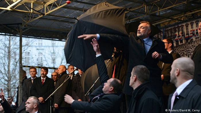 Яйцо, предназанчавшееся в ходе протеста для президента Чехии, попало в голову президенту ФРГ