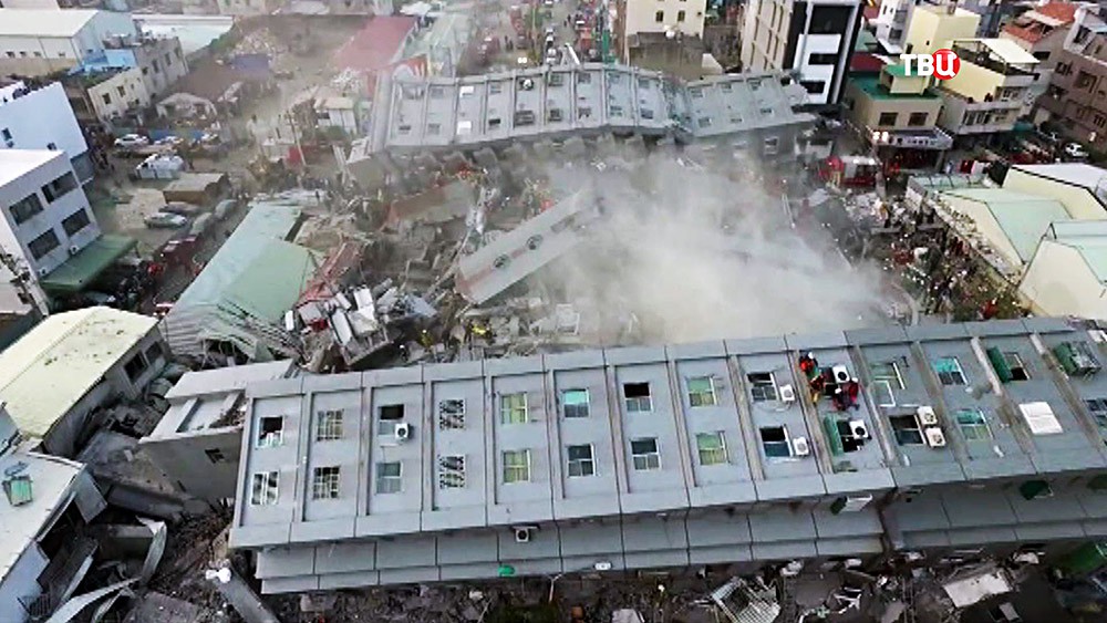 Последствия землетрясения на тайване. Землетрясение на Тайване 1999. Жилой дом Тайвань 1999 землетрясение. Остров Тайвань землетрясение.