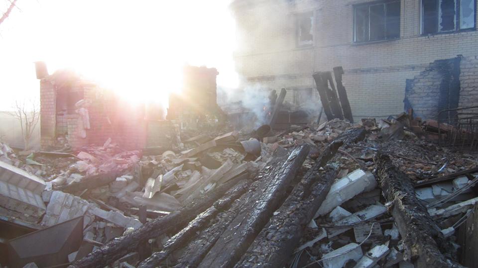 Дебальцево после обстрела: выгоревшие дотла дома, осколки стекол и покореженные здания
