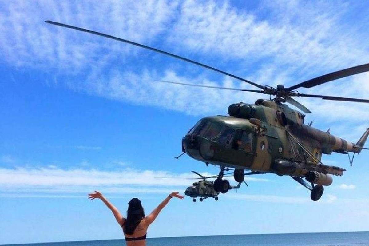 ​Как девушки авиацию ВСУ встречали в Азове - фото с учений морской пехоты впечатлили Интернет