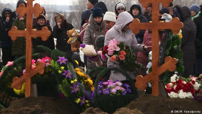 В Кемерово начали хоронить погибших при пожаре в торговом центре "Зимняя вишня". Представители власти на траурные церемонии не пришли