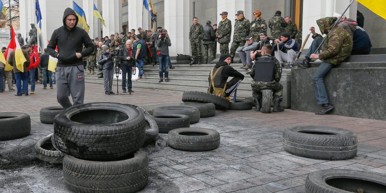 В Киеве начался финансовый Майдан: заемщики сносят к Верховной Раде покрышки