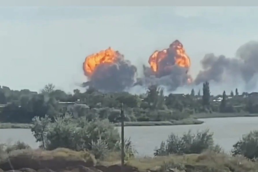 ​Версия Минобороны РФ о взрывах на авиабазе Саки опровергнута одним видео: было два "очага"