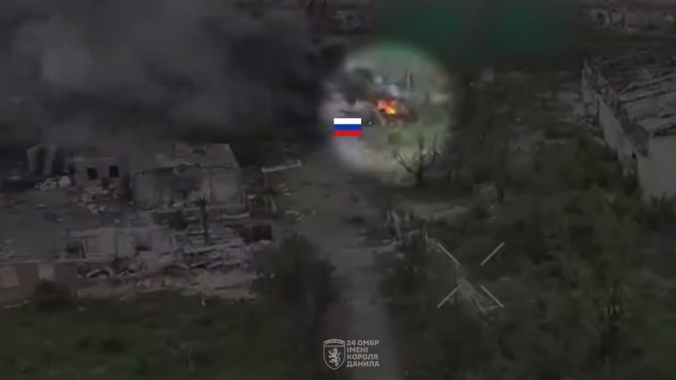 ​ВСУ ликвидировали в Часовом Яре 13 оккупантов и уничтожили бронемашину МТ-ЛБ: опубликованы кадры