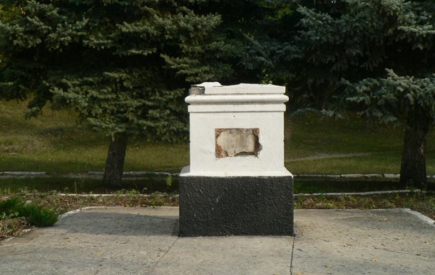 В городе Изюм Харьковской области неизвестные снесли памятник Ленину