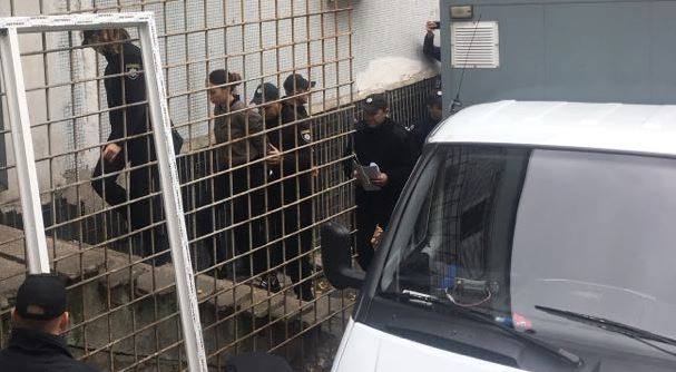 В наручниках и под конвоем: Алену Зайцеву, водителя внедорожника Lexus, влетевшего в толпу пешеходов в Харькове, доставили в суд - в Сети появились первые кадры 