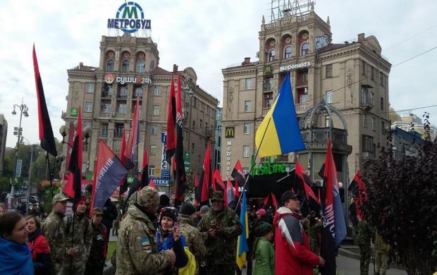 "Правый сектор" в сборе: в центре Киева начинается "Марш Героев"