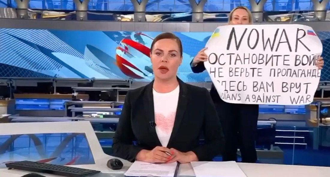 "Нет войне" в эфире "Первого канала": редактора с антивоенным плакатом "упаковала" полиция РФ