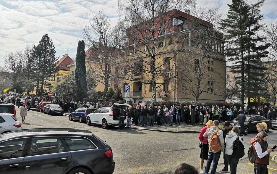 Как голосуют украинцы в Европе: люди готовы ждать в огромных очередях ради будущего страны - захватывающие фото