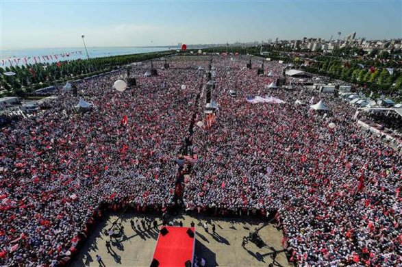 Митинг в Турции против Эрдогана: на улицы Стамбула вышли десятки тысяч людей, протестуя против политики действующего главы государства