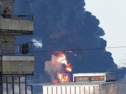 В Донецке от попадания снаряда загорелся кабельный завод