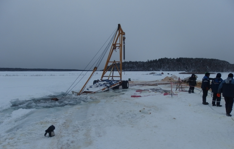 ​Интерпретация сказки "Репка": в Иркутске ушел под лед трактор, пытавшийся вытащить из реки автокран, вытягивавший затонувший бензовоз, - кадры