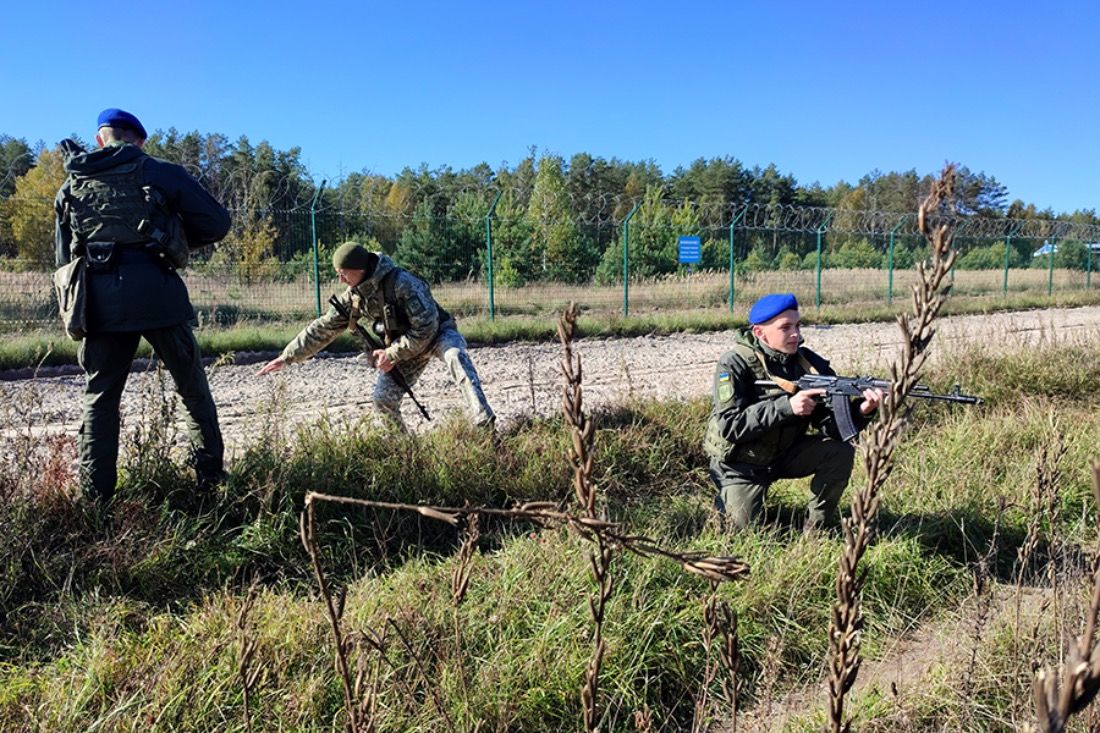 Операция "Граница - 2021" в действии: на рубеже с Беларусью пограничники и гвардейцы усиленно патрулируют кордон