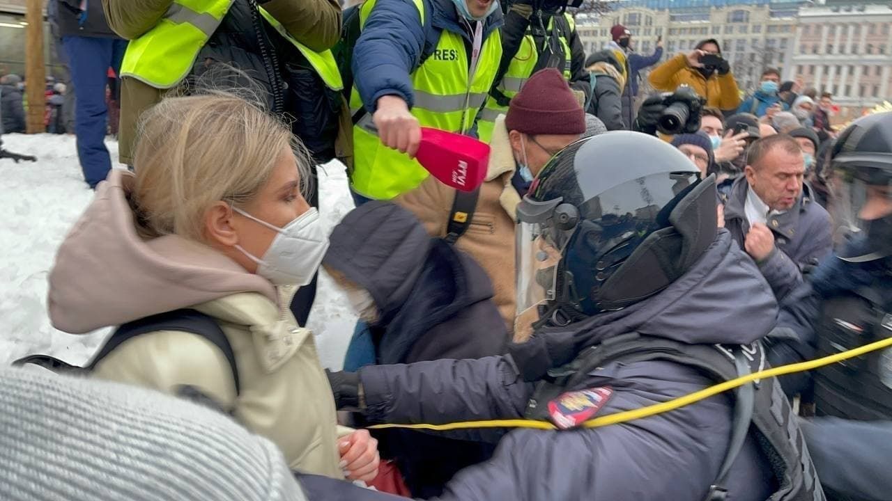 В Москве протестующие прогнали полицию, начались столкновения: на Пушкинской задержана жена Навального