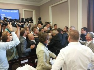 Драка в Киевраде между представителями фракции Ляшко и Кличко