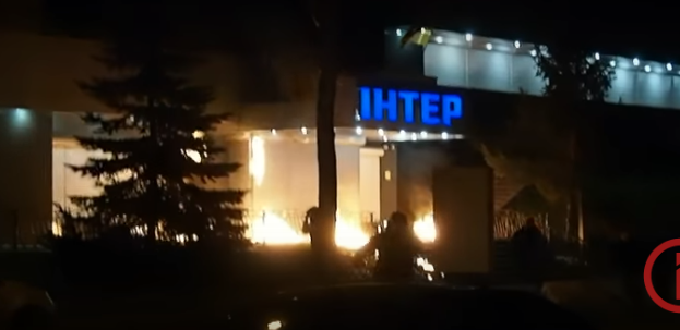 Активисты нанесли новый удар по офису канала "Интер": опубликовано яркое видео пылающего здания