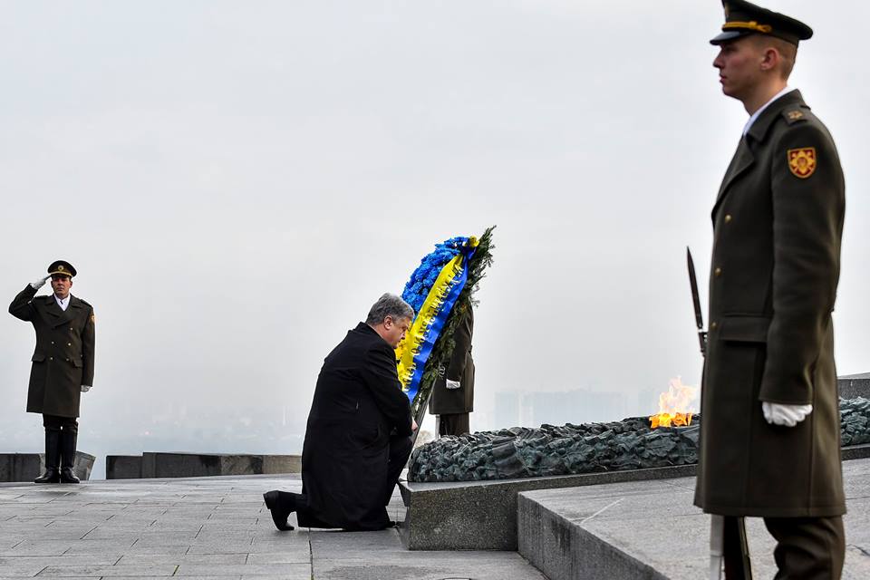 "Низко кланяюсь героям-освободителям и нынешним защитникам Украины": в 73-ю годовщину освобождения Украины от нацистов Порошенко трогательно обратился к украинцам - кадры