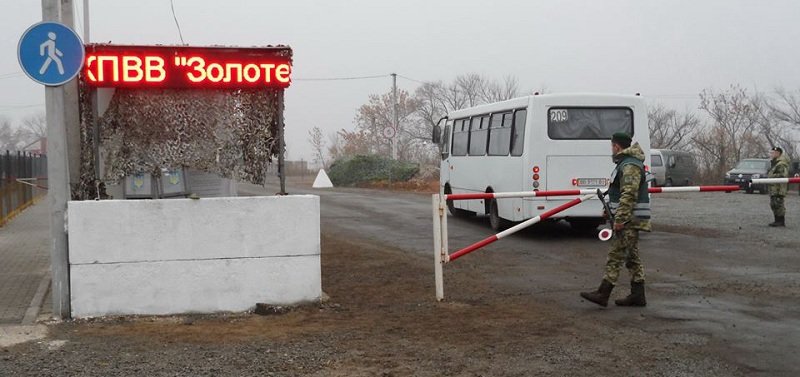 Открыть нельзя блокировать: появились кадры и подробности открытия "опасного" КПП "Золотое" в Луганской области