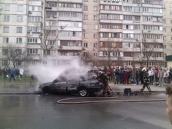 В центре Киева дотла сгорел автомобиль