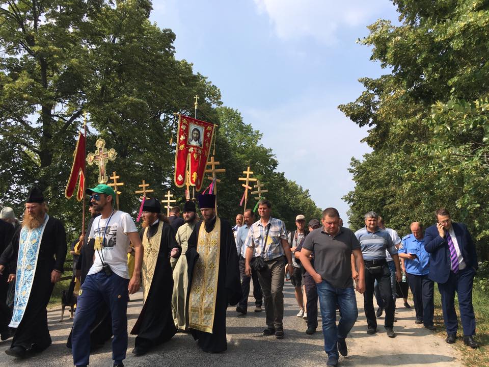 Геращенко пошел вместе с крестным ходом к Киеву: верующие отказались ехать в столицу на автобусах