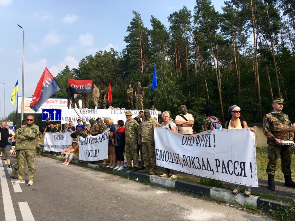 Акция протеста на Житомирской трассе: "ОУН" и "Свобода" обещают не пропустить паломников и забросать их яйцами