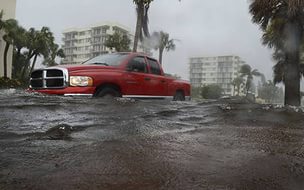 В США разбушевалась стихия: ураган "Хоакин" может принести наводнение и массовые разрушения