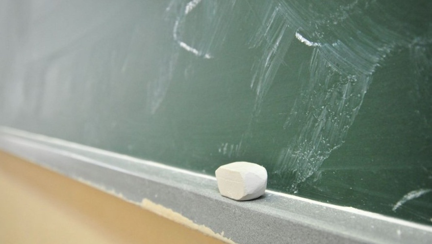 Кровавая расправа на Ивано-Франковщине: ученик прямо на уроке достал нож и 10 ударами искромсал своего педагога