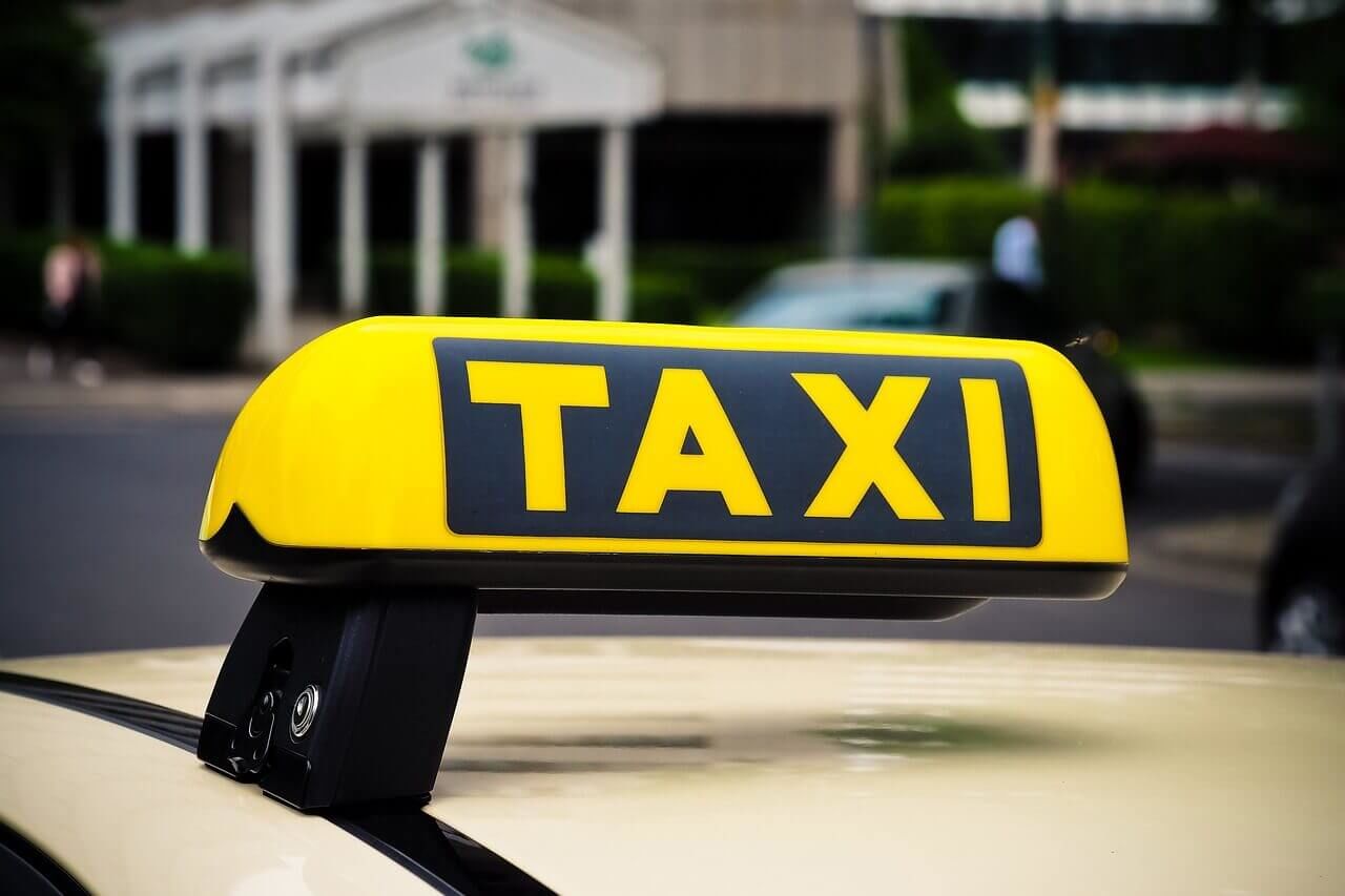 В Днепре таксисты заставили "умыться" зеленкой клиента-неплательщика: "Еще один Шрек"