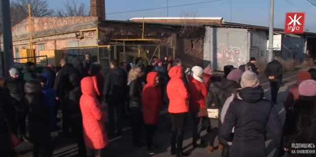 "Не позволим заморозить наших малышей!" - родители и воспитатели дали жесткий отпор сотрудникам горгаза, которые приехали отключать детский сад - кадры